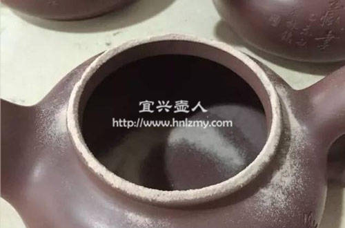 紫砂壺壺口和壺底都有白色晶體