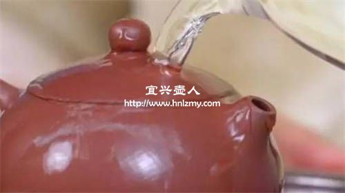 紫砂壺熱水燙后為什么有味道