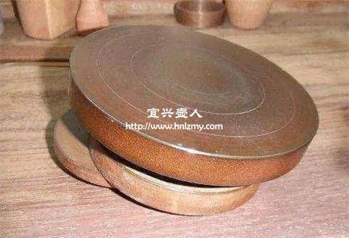 制作紫砂壺的轉輪盤