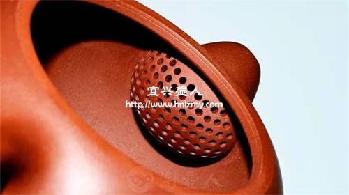 網(wǎng)孔紫砂壺大多出現(xiàn)在機(jī)車壺上