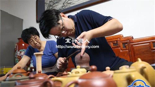 直播間看紫砂壺砂粒大回來小為什么