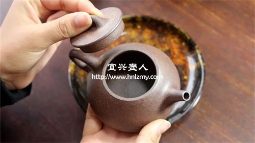 敲擊聽聲音是挑選紫砂壺的輔助手段
