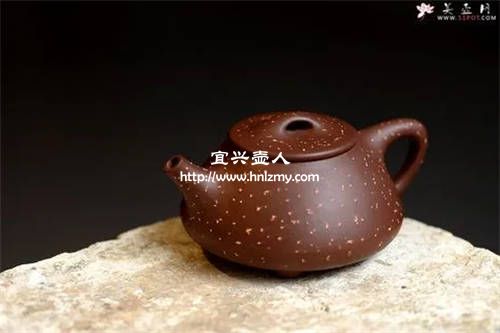 金色的小點通常是調砂的結果