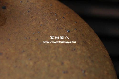 黑色的小點是紫砂壺泥料中的鐵黑