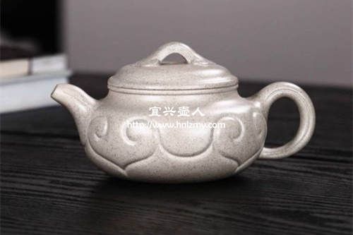 用白玉段泥制作的仿古壺