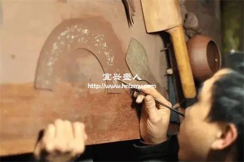 紫砂制作中的調(diào)砂、抽砂、鋪砂都是什么
