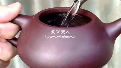 紫砂壺倒入熱水為什么有滋滋的聲音