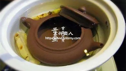 紫砂壺浸泡在茶水中能幫助養(yǎng)壺嗎