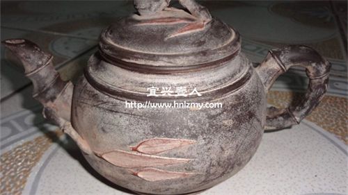 一把表面都是白色水垢的老壺