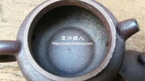 一般的方法清洗水垢后會留下痕跡