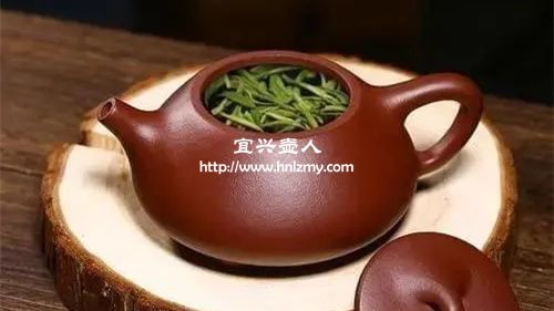 沖泡一壺茶葉悶泡一會兒是簡單的茶葉開壺法