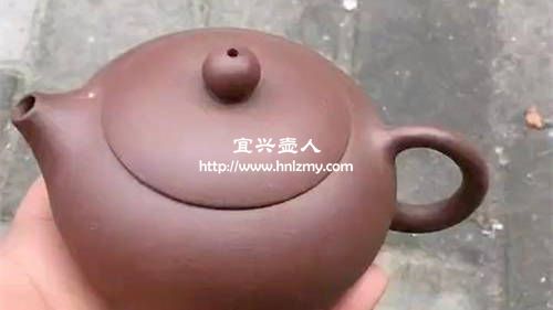一把做工粗糙的機車壺
