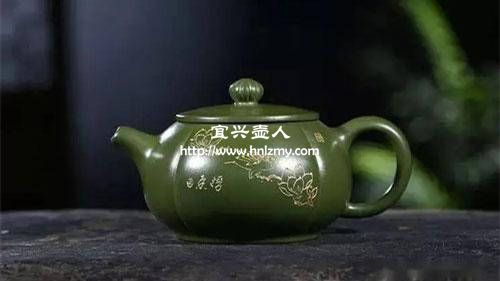 添加鐵紅粉調(diào)色的大紅袍紫砂壺
