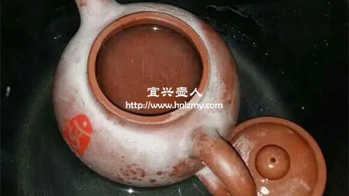 紫砂壺開水燙過后出現一層白色是打蠟壺嗎