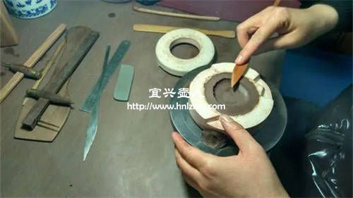 使用模具制作壺蓋的過程