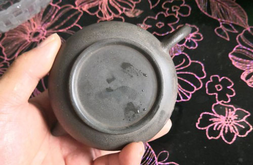 柴燒壺的內壁和壺底顏色不一樣正常么