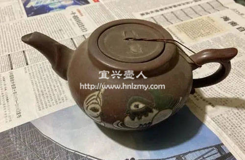 一把南泥壺，和紫砂壺外形非常相似