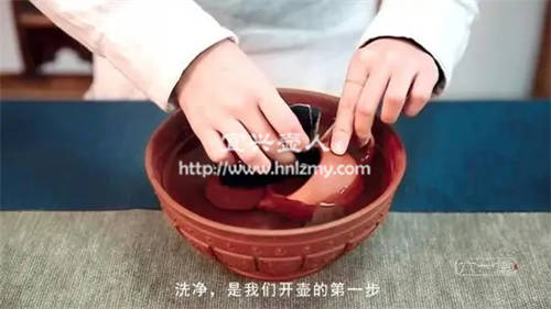 開(kāi)壺第一步想要清洗紫砂壺