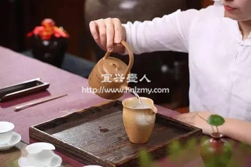 不同的人拿壺的方法是不同的