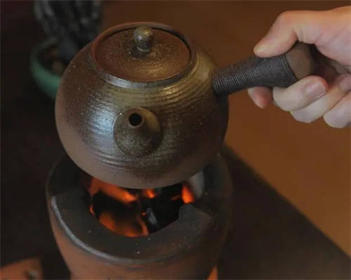 紫砂壺不要放在火上燒
