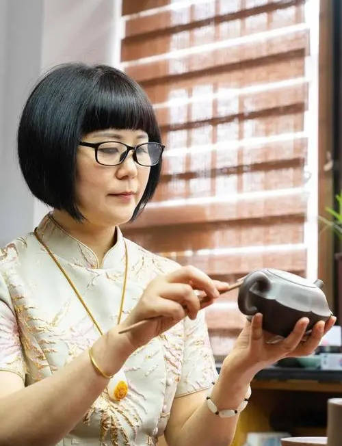 鮑玉梅正在做壺