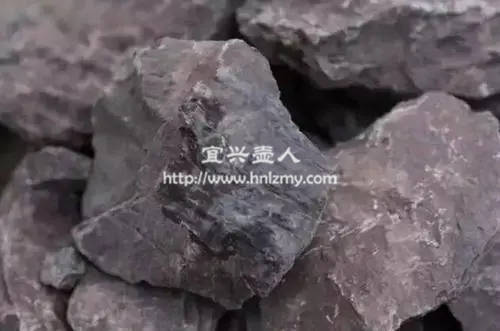 紫砂原礦是以礦石的模樣出現(xiàn)