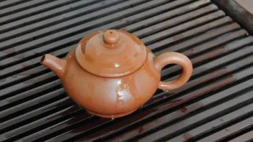 紫砂壺倒上熱水不掛水是真紫砂壺嗎